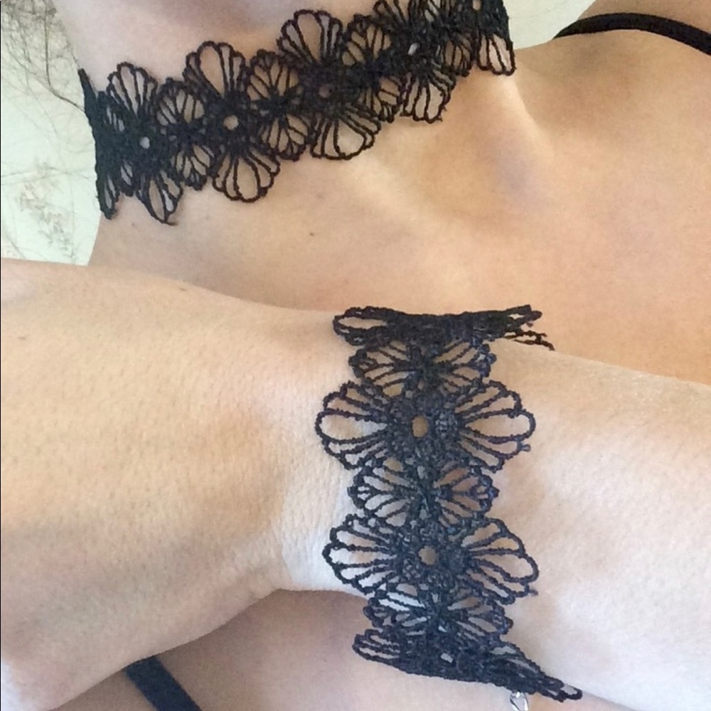 Sexy Choker/Bracelet Set - Picture 5 of 8